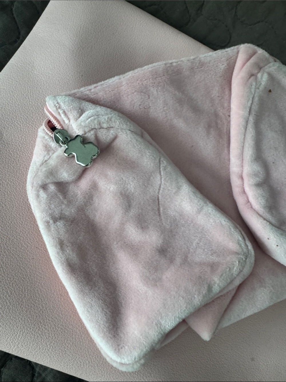 TOUS Pale Pink Velvet Makeup Pouch with Logo - Picture 2 of 3
